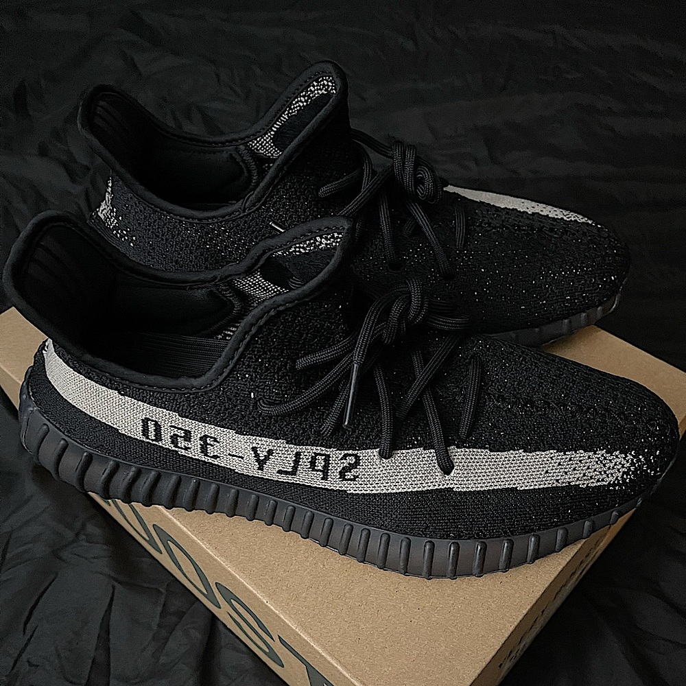 YEEZY Boost 350 V2 : Core Blk/ Core White